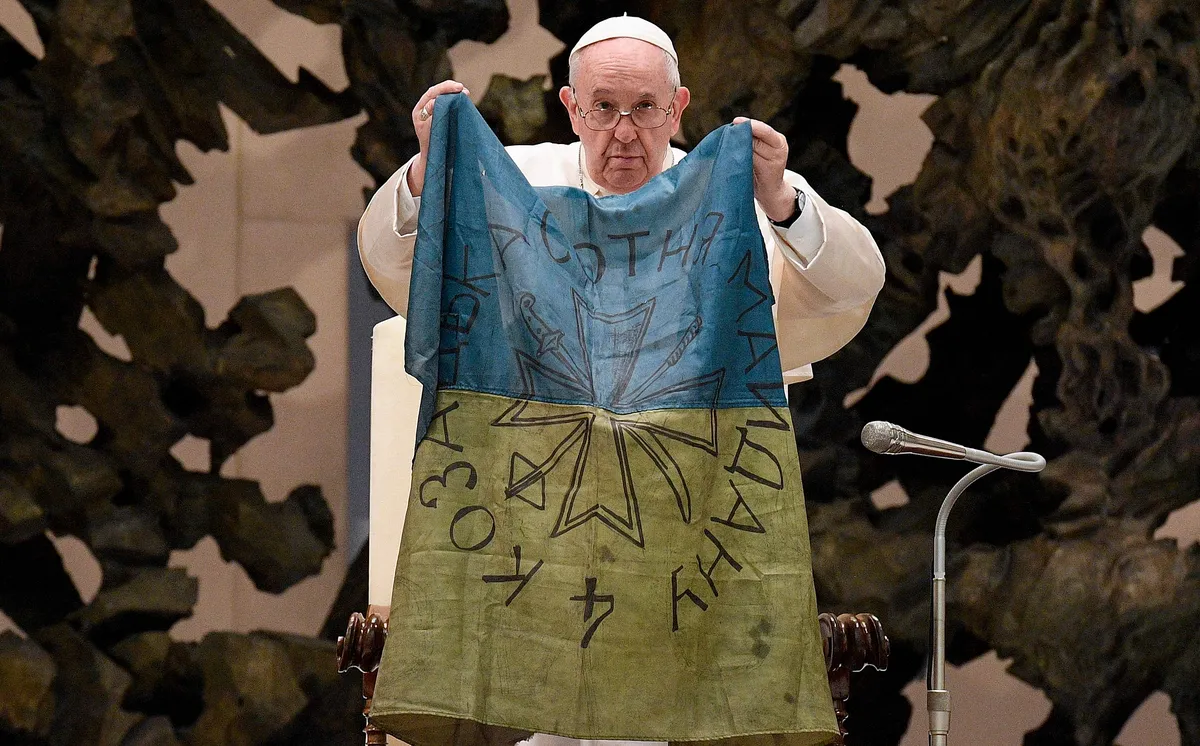 Conmoción: el papa Francisco besó una bandera de Ucrania y denunció “la masacre de Bucha”