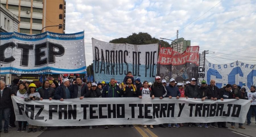 San Cayetano: miles de personas confluyen en Liniers y la UTEP hace su acto en la 9 de Julio