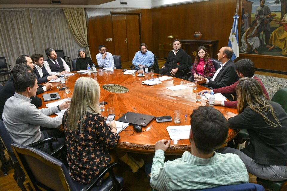Batakis designó a su equipo y mantuvo la primera reunión de gabinete económico