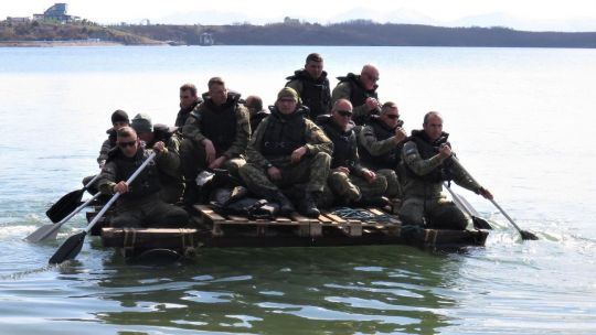 Quienes son y qué van a hacer los soldados de Kosovo que desembarcaron en Malvinas