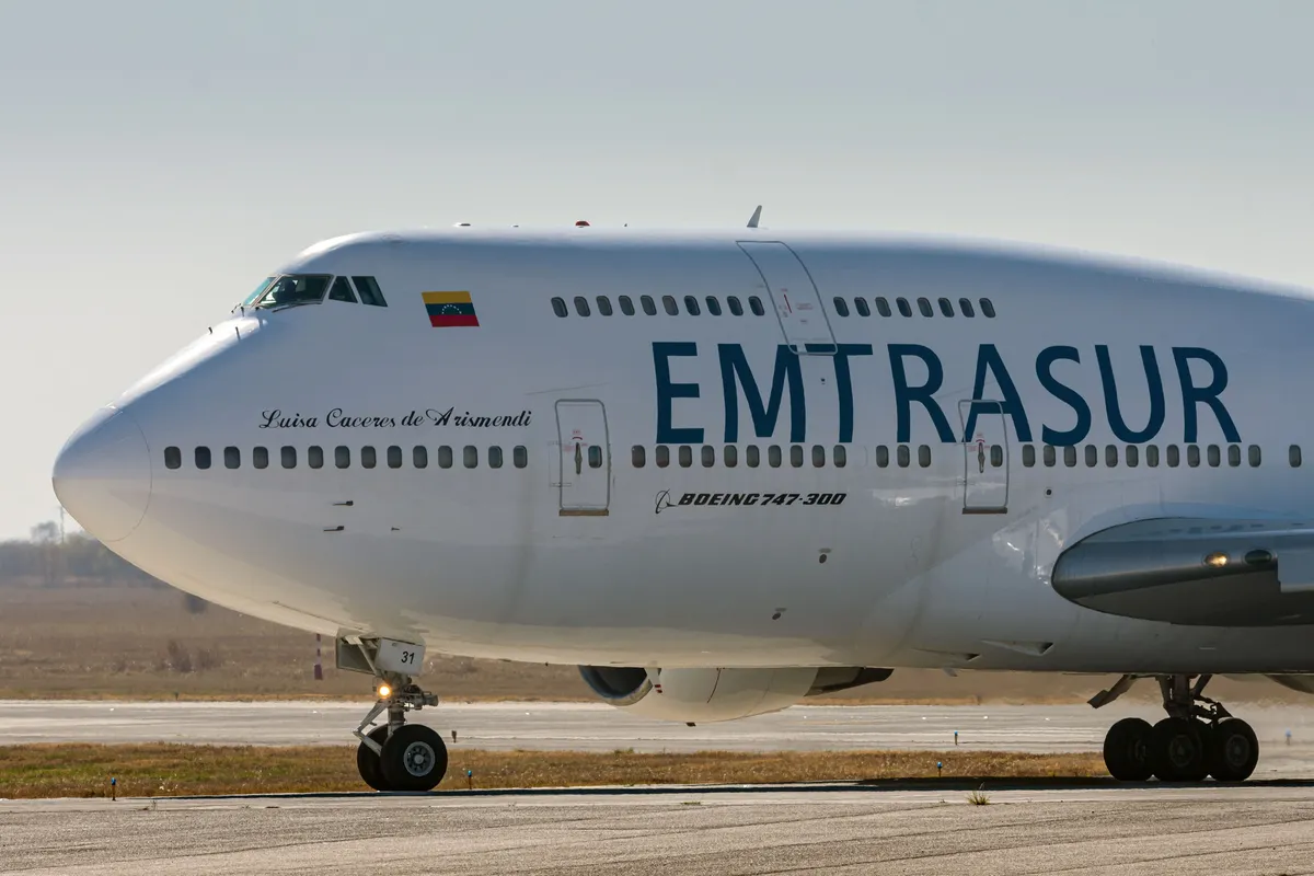 Retrasos, documentación faltante y problemas en la carga de la bodega: así fue el paso del avión de Emtrasur por México