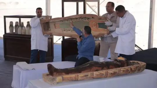 Sorprendente: descubren un milenario cementerio intacto de momias en Egipto