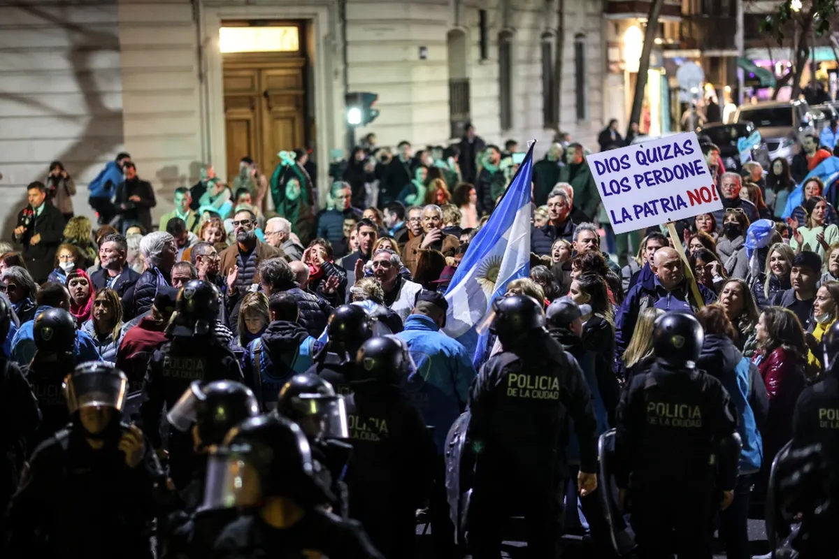 Cacerolazos frente a la casa de Cristina Kirchner, tras el pedido de condena del fiscal Diego Luciani