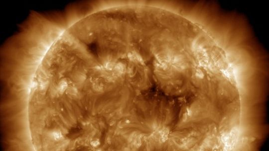 El gigantesco agujero solar podría provocar fallas en redes eléctricas, internet, GPS y satélites