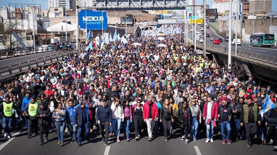 Avanza la movilización del peronismo a Plaza de Mayo en repudio al ataque a Cristina