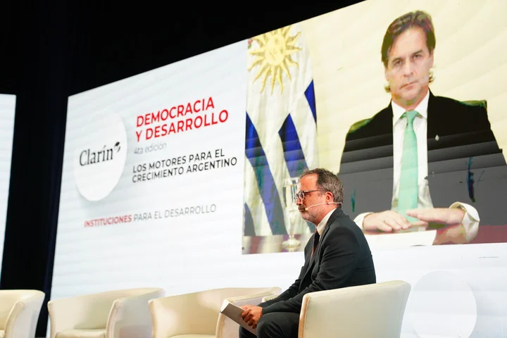 Ciclo Democracia y Desarrollo  Luis Lacalle Pou dijo cuáles son las 4 diferencias políticas entre Uruguay y Argentina y afirmó: “Los uruguayos no permiten excesos a sus dirigentes”