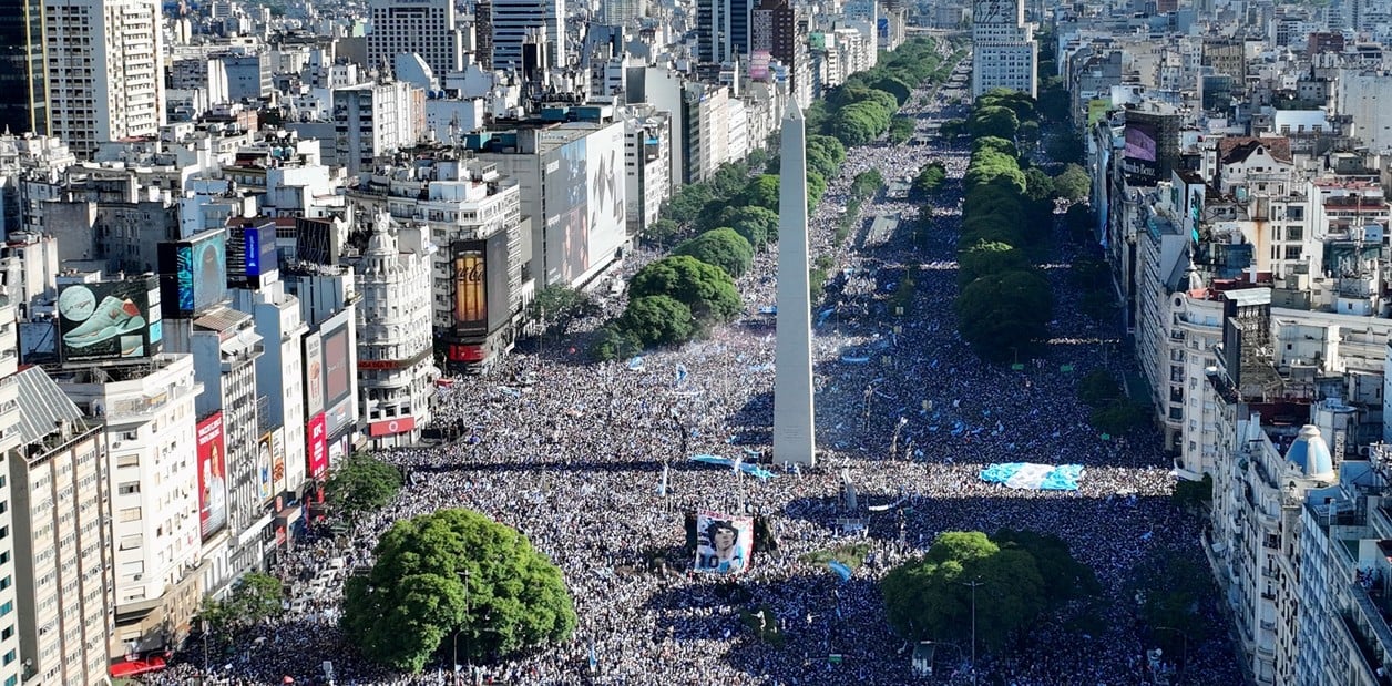 Festejos en el Obelisco por Argentina Campeón, EN VIVO: una impactante marea de hinchas celebra en el centro porteño