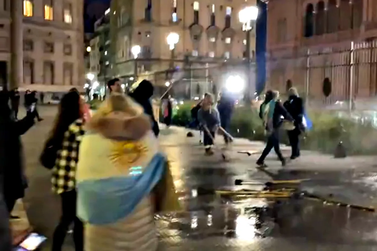 Un grupo atacó la Casa Rosada con piedras y bombas de estruendo: lo dispersó la policía
