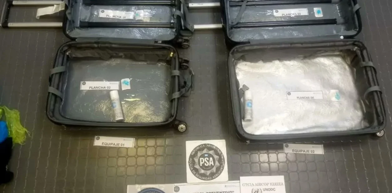 Narcotráfico  Llevaba 24 kilos de droga en el doble fondo de una valija: tiene 18 años y cayó cuando se tomaba un vuelo low cost a Barcelona